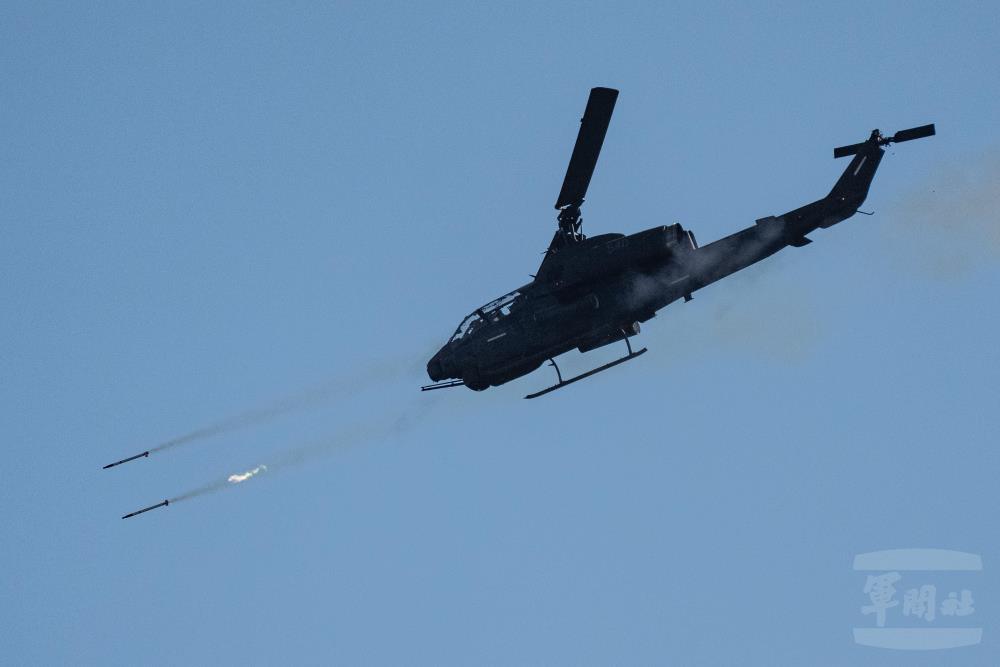 AH-1W直升機向目標區發射2.75吋火箭彈。（軍聞社記者林庭暉攝）