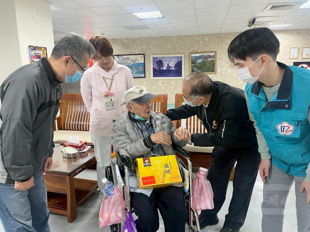 北市榮服處迎春送暖　祝賀榮民前輩佳節愉快