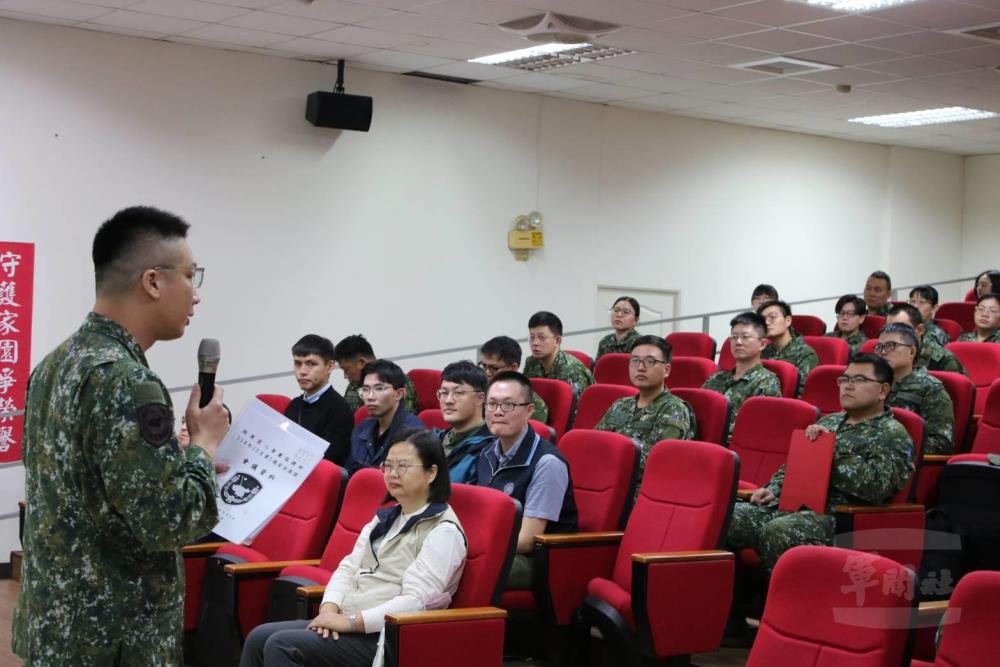 講座邀請高雄市調查處岡山調查站鄭主任進行專題演講。（陸軍第八軍團提供）
