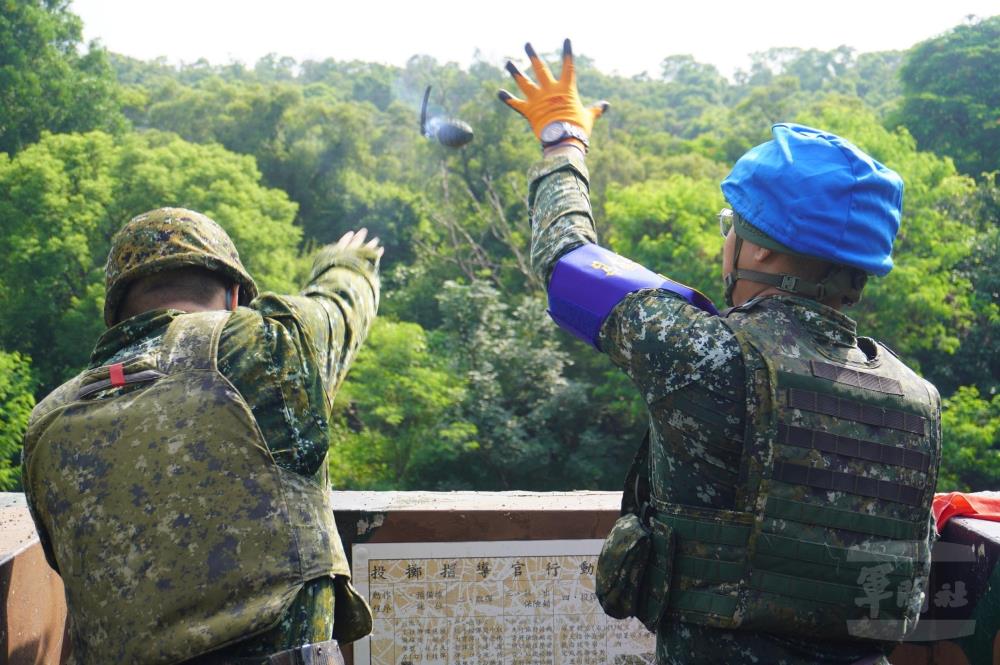 陸軍步兵302旅實施手榴彈實彈投擲訓練。(陸軍第十軍團提供) 陸軍步兵302旅實施手榴彈實彈投擲訓練。(陸軍第十軍團提供)