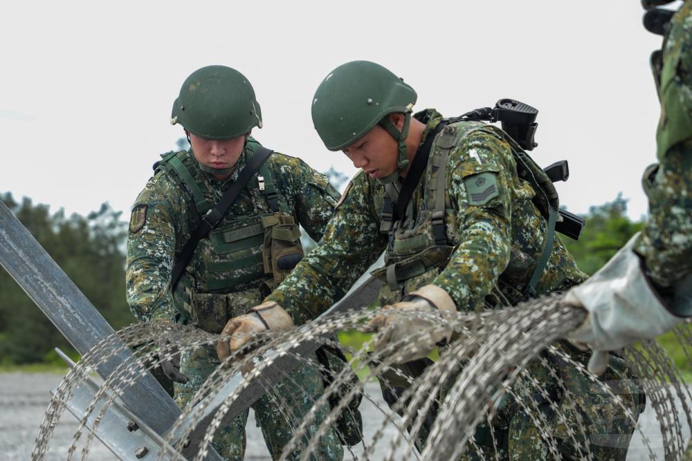 工兵連執行蛇腹型鐵絲網張網作業。（花防部提供）