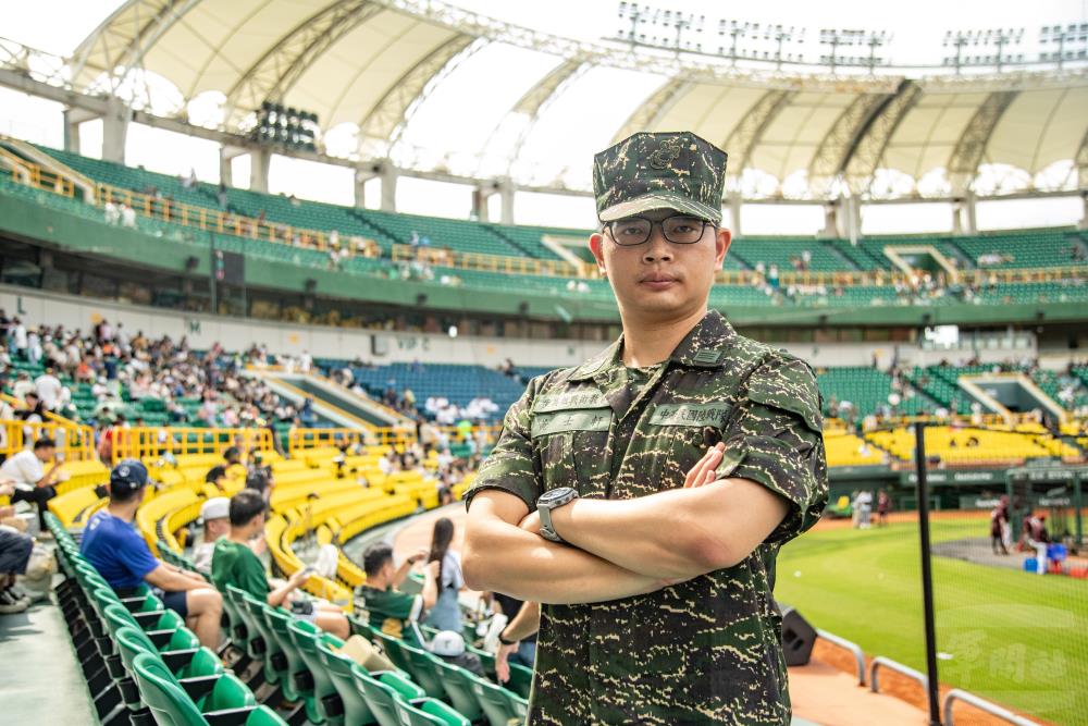 114年國軍楷模黃上尉感謝現場球迷對國軍的支持。（軍聞社記者王茗生攝）