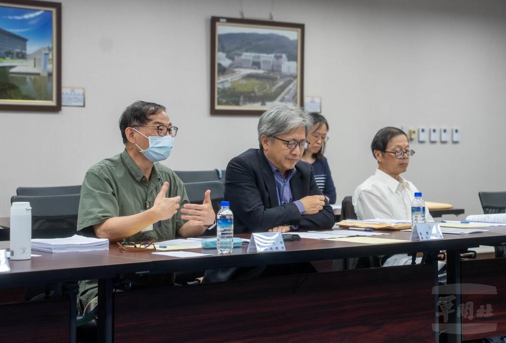 評審委員逐案討論。（軍聞社記者侯凱議攝）