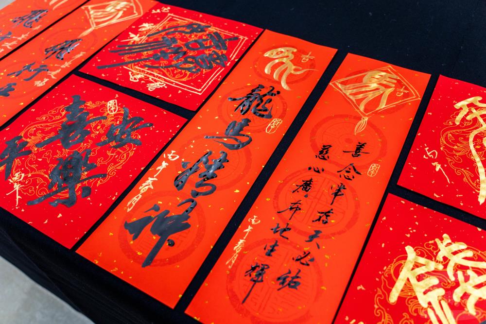 老師們以楷、隸、行、篆等多元書體，現場書寫吉祥對聯。（軍聞社記者吳東昇攝）