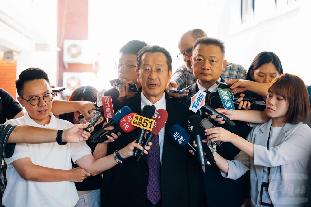 顧部長接受媒體聯訪。（軍聞社記者吳東昇攝）