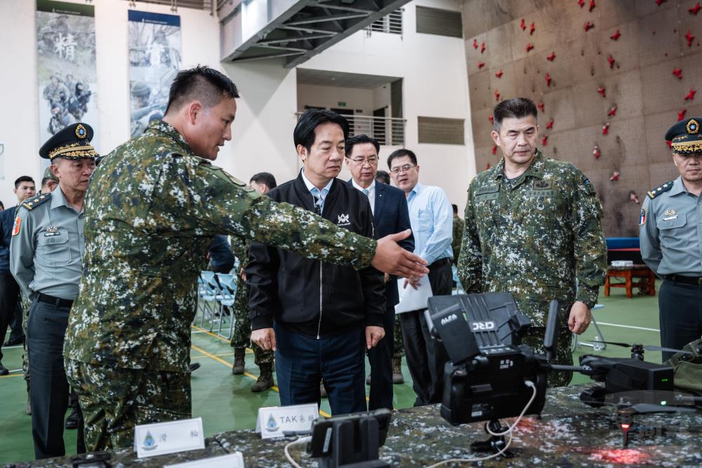 賴總統聽取救災裝備簡介。（軍聞社記者陳彥樺攝）