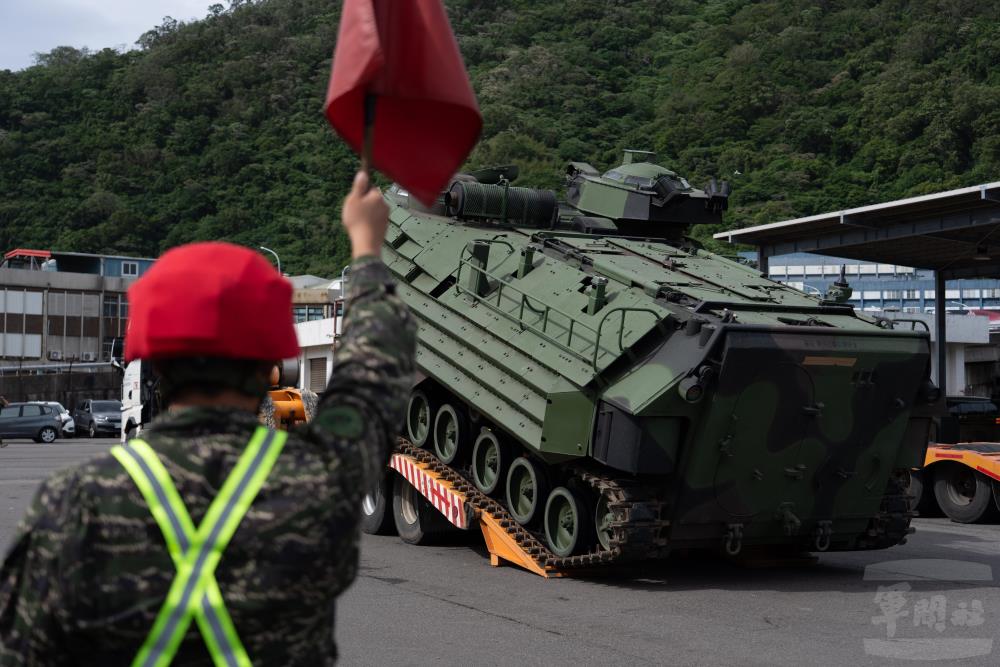 官兵執行AAV7兩棲突擊車下板作業。（軍聞社記者吳東昇攝）