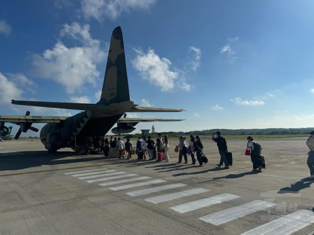 空軍C-130澎湖疏運任務　協助滯留旅客順利返臺