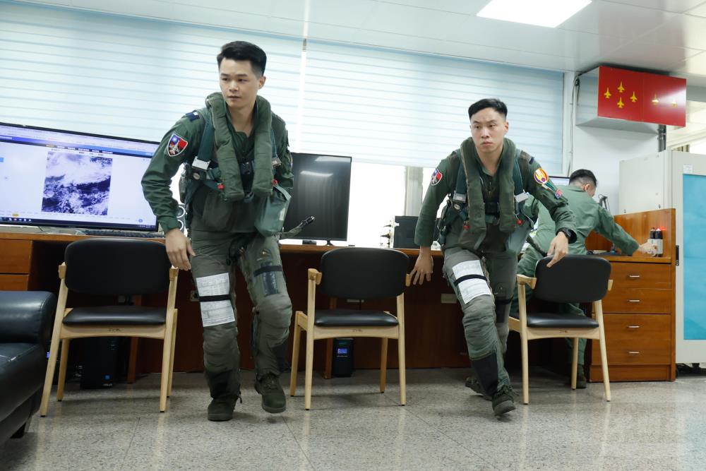 警鈴響起後，警戒飛行員須在限定時間迅速升空執行識別與攔截任務。（國防部提供）