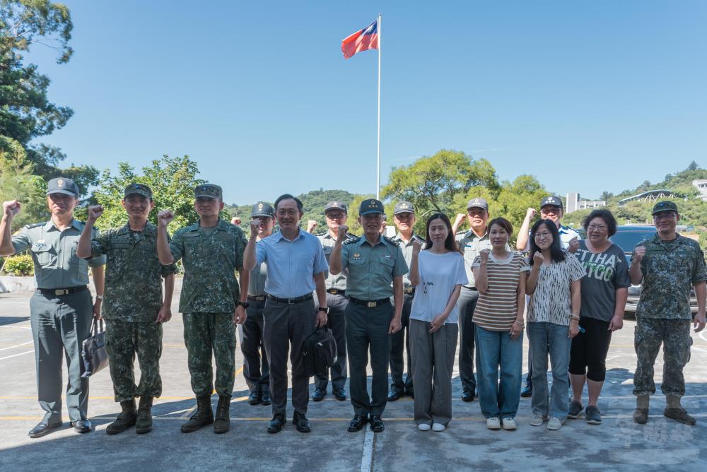 鍾副部長15日代表部長顧立雄慰勉軍備局馬祖分遣所及馬祖財務組。(軍聞社記者李恬恬攝)
鍾副部長15日代表部長顧立雄慰勉軍備局馬祖分遣所及馬祖財務組。(軍聞社記者李恬恬攝)