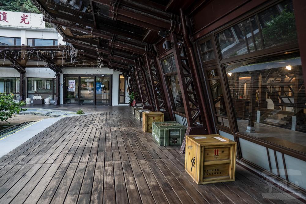 軍補庫房建築置入砲管及彈藥箱造型等元素，重現當時場景。（軍聞社記者林恩廷攝）