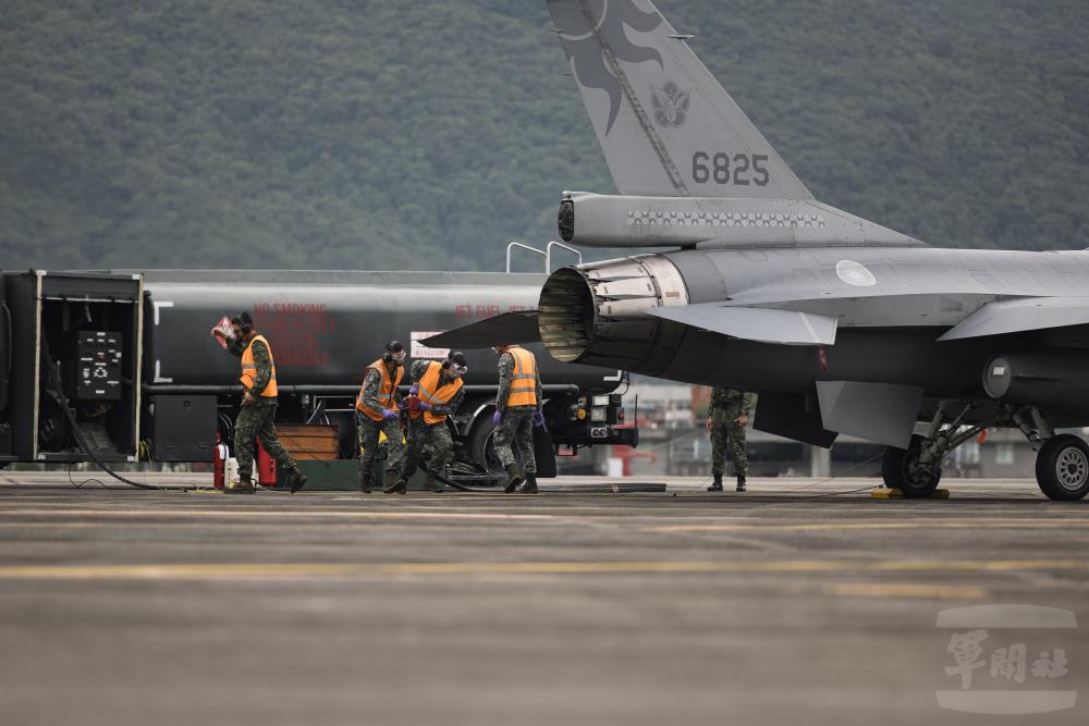 空軍五聯隊F-16熱加油作業　展現持續作戰能力