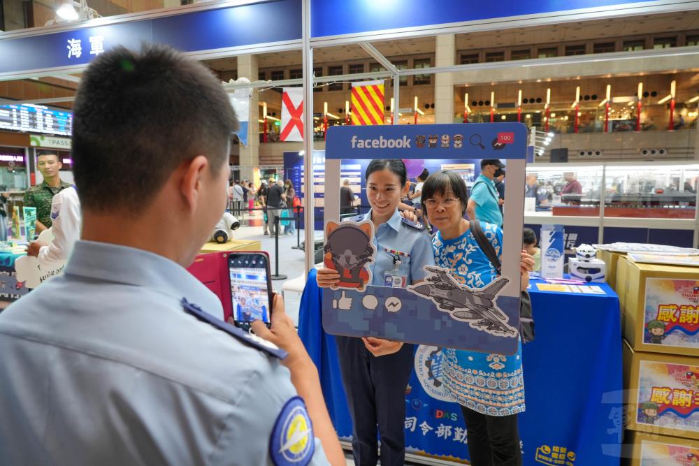參展官兵與民眾互動熱絡。（軍聞社記者侯凱議攝）