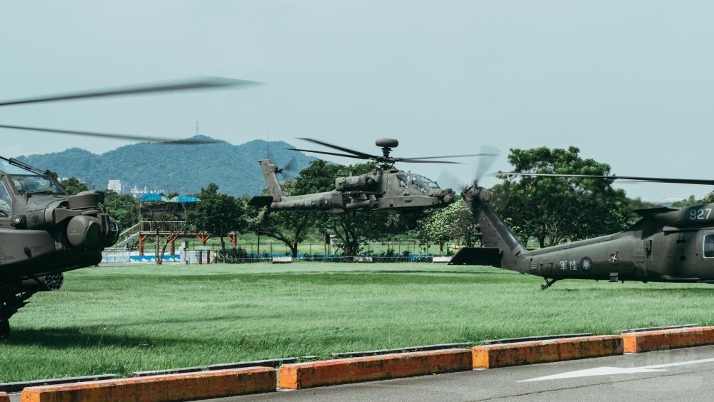 陸軍航空601旅17日於油彈補給點執行直升機熱加油掛彈作業。（軍聞社記者陳軍均攝）