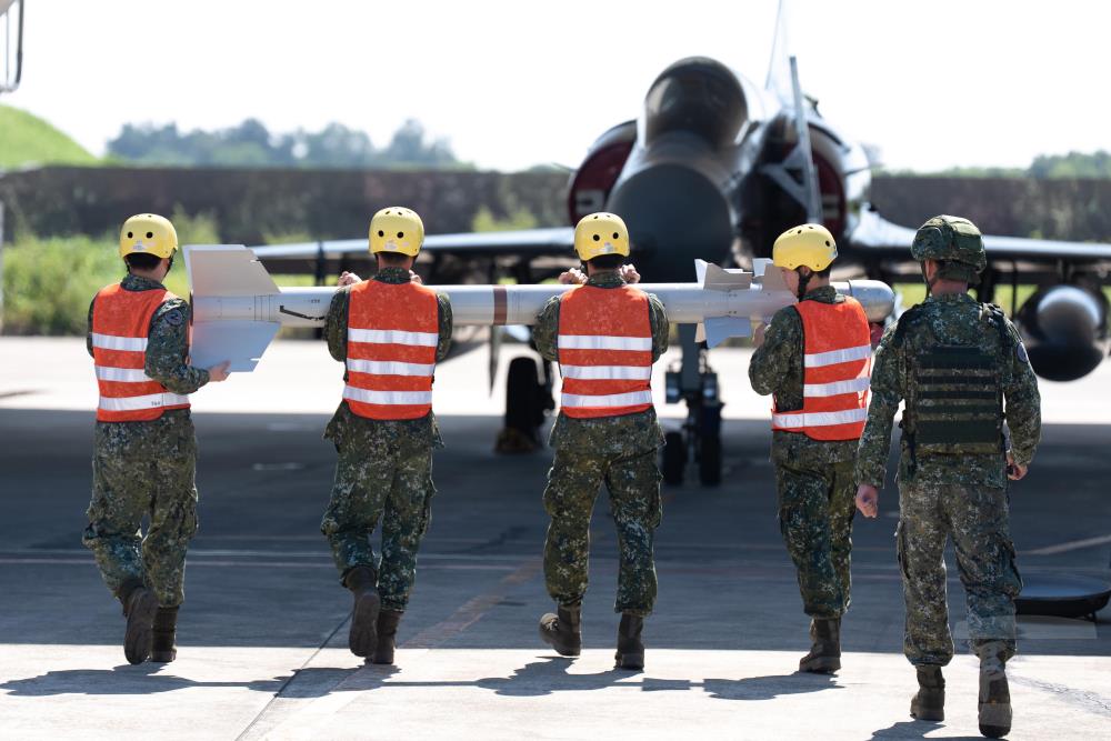 官兵協力掛載魔法二型飛彈。（軍聞社記者林庭暉攝）