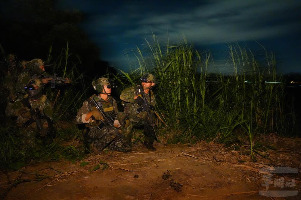 特戰部隊「反特攻作戰」演練，突擊組官兵集結準備襲擊目標。（軍聞社記者陳傳奇攝）
