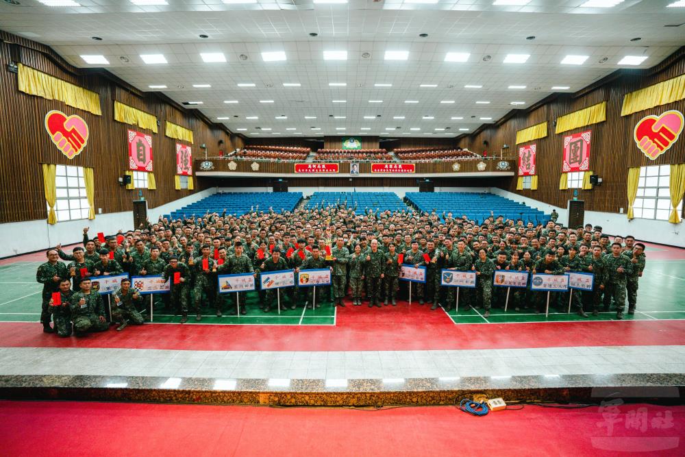 閉幕儀式後，廖指揮官與官兵共同合影。（軍聞社記者林庭暉攝）