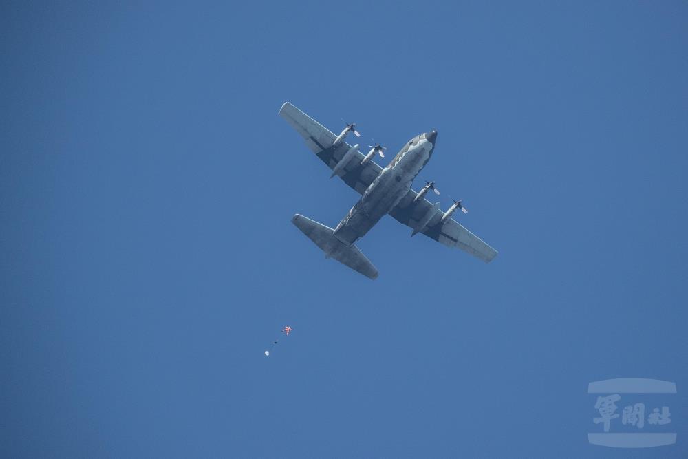 高空滲透跳傘訓練班學員，從4500呎的高空跳出。（軍聞社記者王茗生攝）