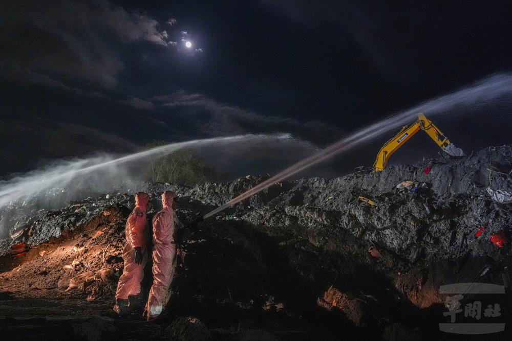 第三作戰區化學兵部隊6日夜間於光復鄉垃圾暫屯區實施消毒。（軍聞社記者侯凱議攝）