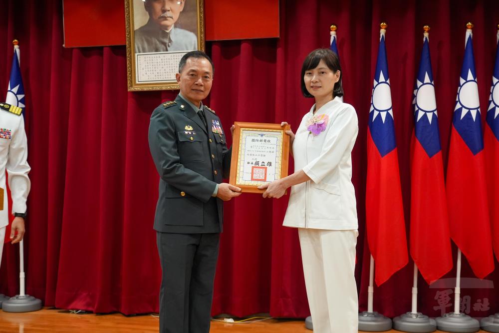 鍾副部長頒贈獎狀，表揚績優護理人員。（軍聞社記者陳傳奇攝）