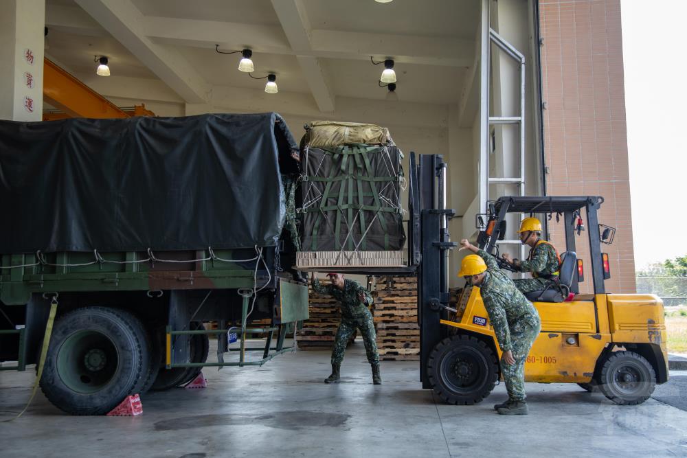 空投包完成作業後，以中型戰術輪車運送至機坪。（軍聞社記者吳柏融攝）