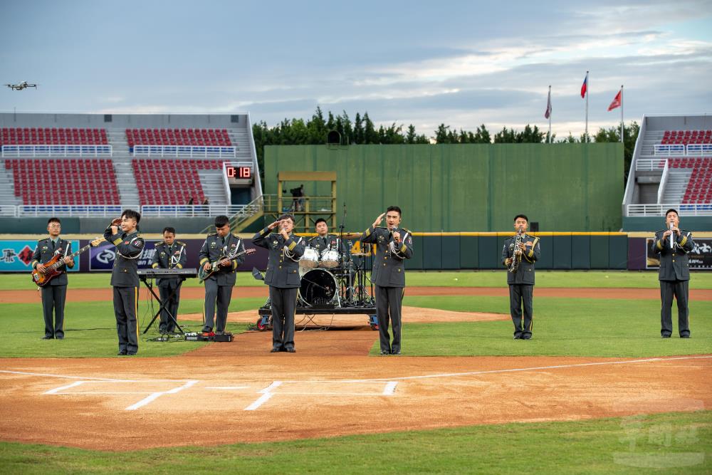 陸軍樂隊「無限樂團」演唱多首歌曲炒熱現場氣氛。（軍聞社記者王進福攝）