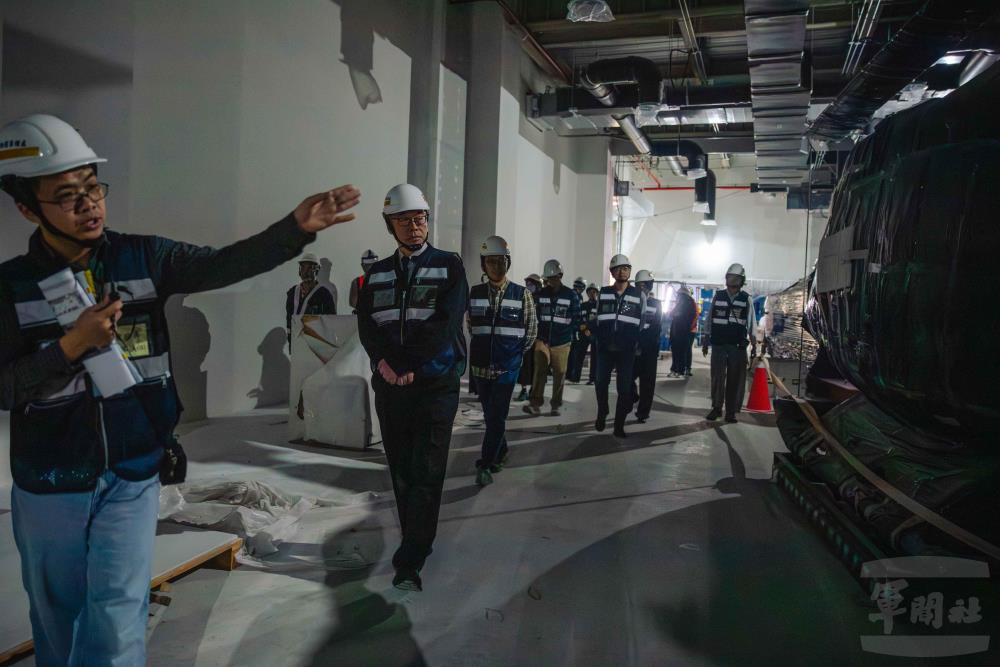 張館長參訪常設展廳內部籌備狀況。（軍聞社記者邱奕菖攝）