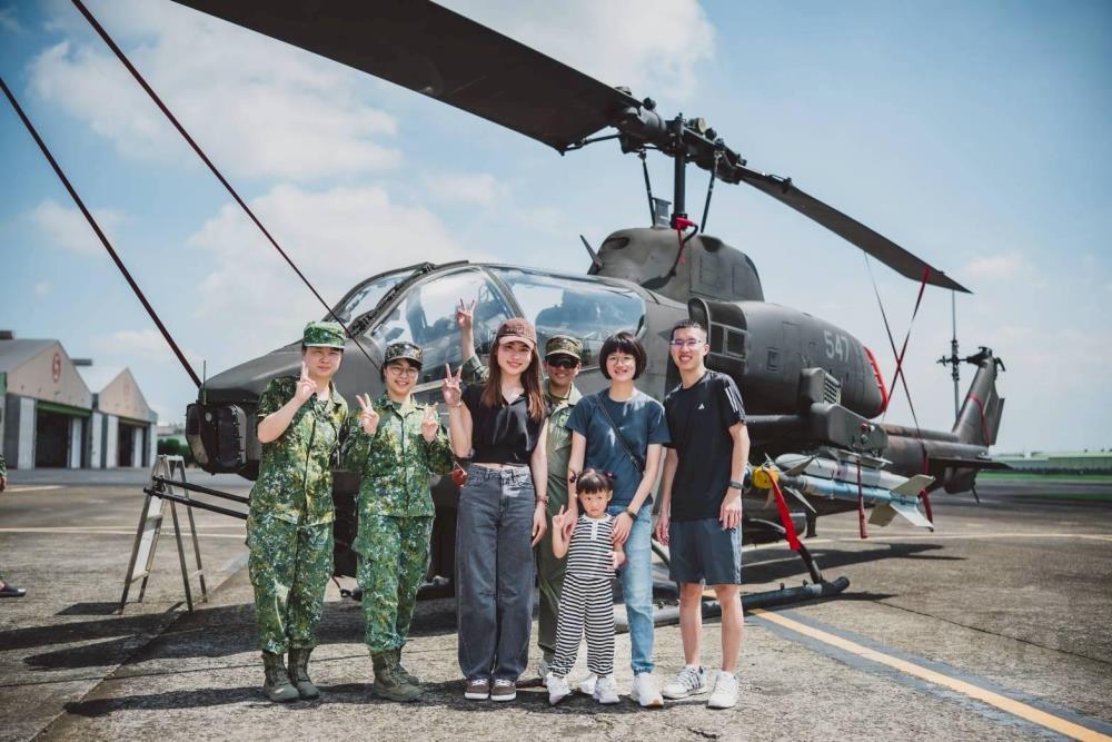官兵眷屬與直升機合影。（陸軍飛訓部提供）