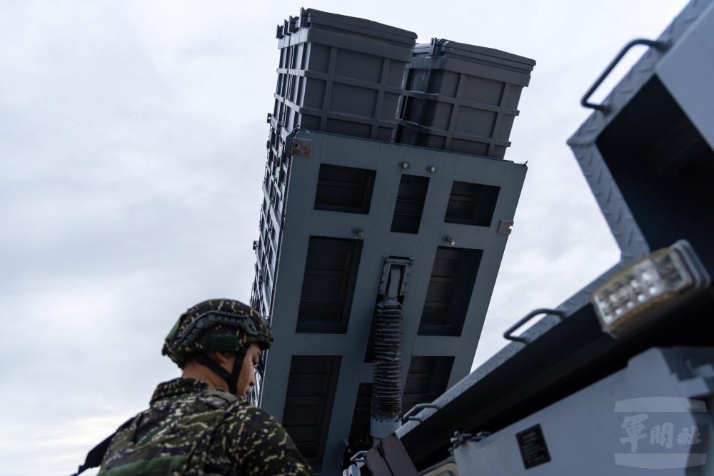 抵達戰術位置後，官兵迅速完成車組放列，執行接戰程序。（軍聞社記者蔡枋澐攝）