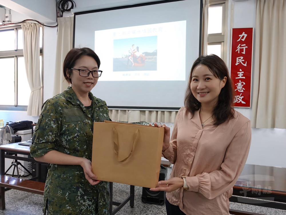 副庫長致贈紀念品感謝心輔老師。（直坑尾分庫提供）
