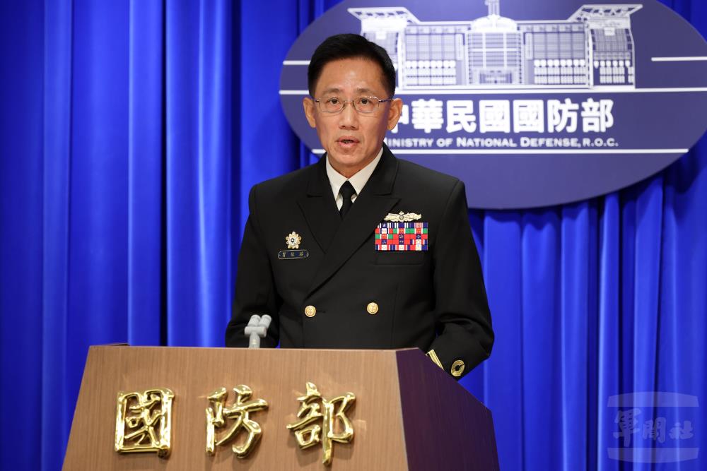 海軍司令部副參謀長賀紘璿少將表示，海軍利用聯合情監偵系統，隨時掌握臺海周邊動態。（軍聞社記者蔡枋澐攝）