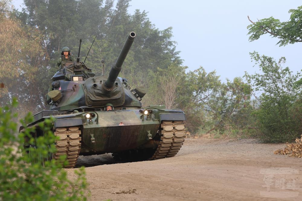 戰車由待機位置前推至戰術以及射擊位置。（軍聞社記者林澤廷攝）