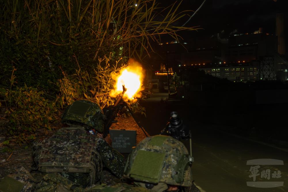 官兵於制高點，配置M249班用機槍及T74排用機槍等火力。（軍聞社記者吳東昇攝）