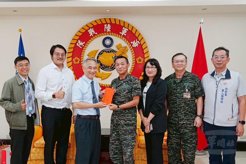 智勤科技股份有限公司慰問海軍陸戰隊指揮部。（新北市軍人服務站提供）