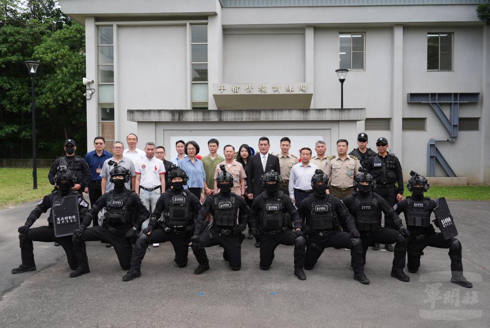 委員與官兵合影。(軍聞社記者呂尚俞攝) 委員與官兵合影。(軍聞社記者呂尚俞攝)