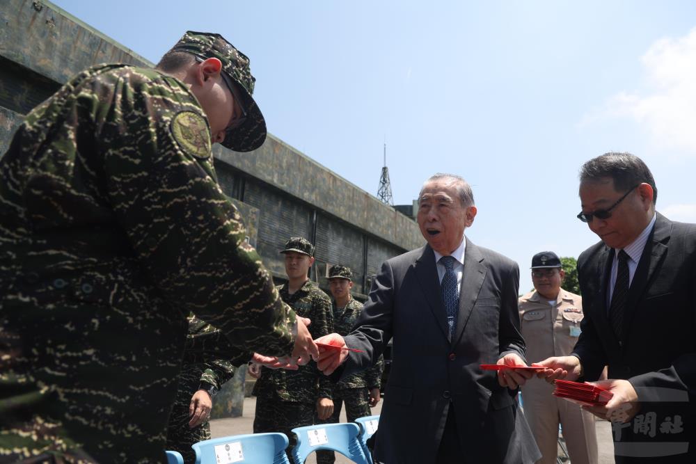 李棟樑慰訪偏遠駐軍　感謝官兵戍守辛勞