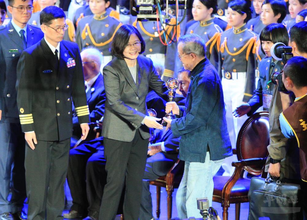 黃瑩獲頒音樂類終身榮譽獎，由時任總統蔡英文頒發。（軍聞社資料照片）