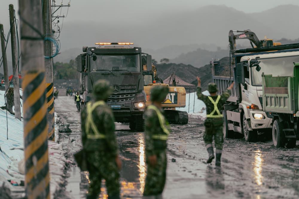 工兵部隊運用多功能傾卸車協助清淤任務。（軍聞社記者呂尚俞攝）