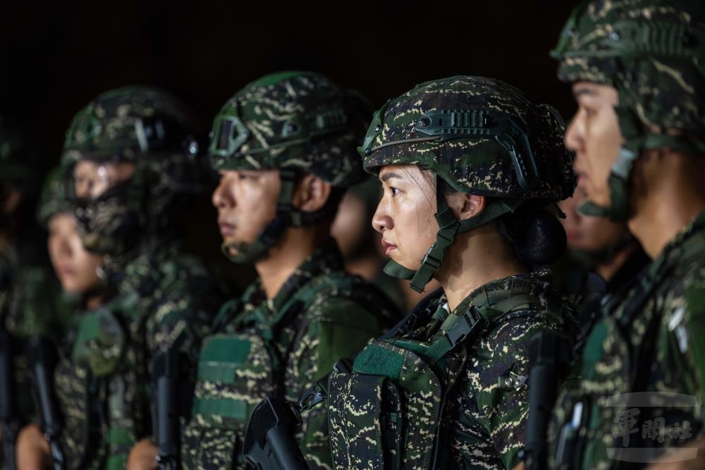 官兵接獲命令後迅速集結。（軍聞社記者蔡枋澐攝）