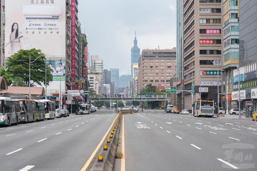 演習期間，一般民眾及車輛配合管制進行疏散、避難。（軍聞社記者林庭暉攝）