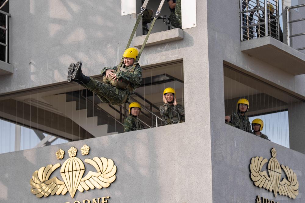 學員克服恐懼，從高跳臺上跳下。（軍聞社記者林庭暉攝）