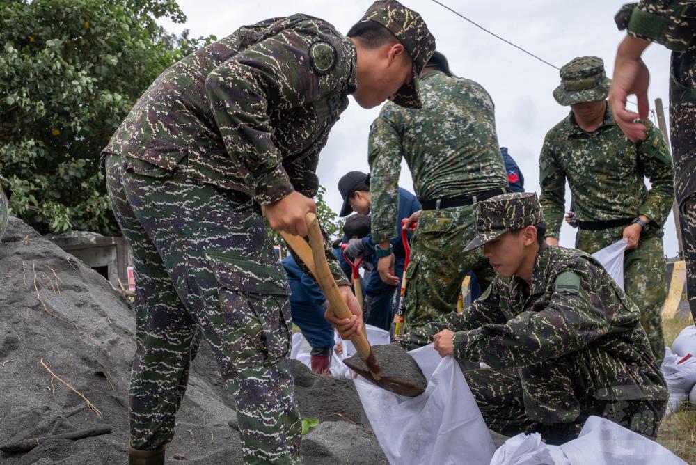 官兵支援南澳地區完善災前整備工作。（軍聞社記者侯凱議攝）