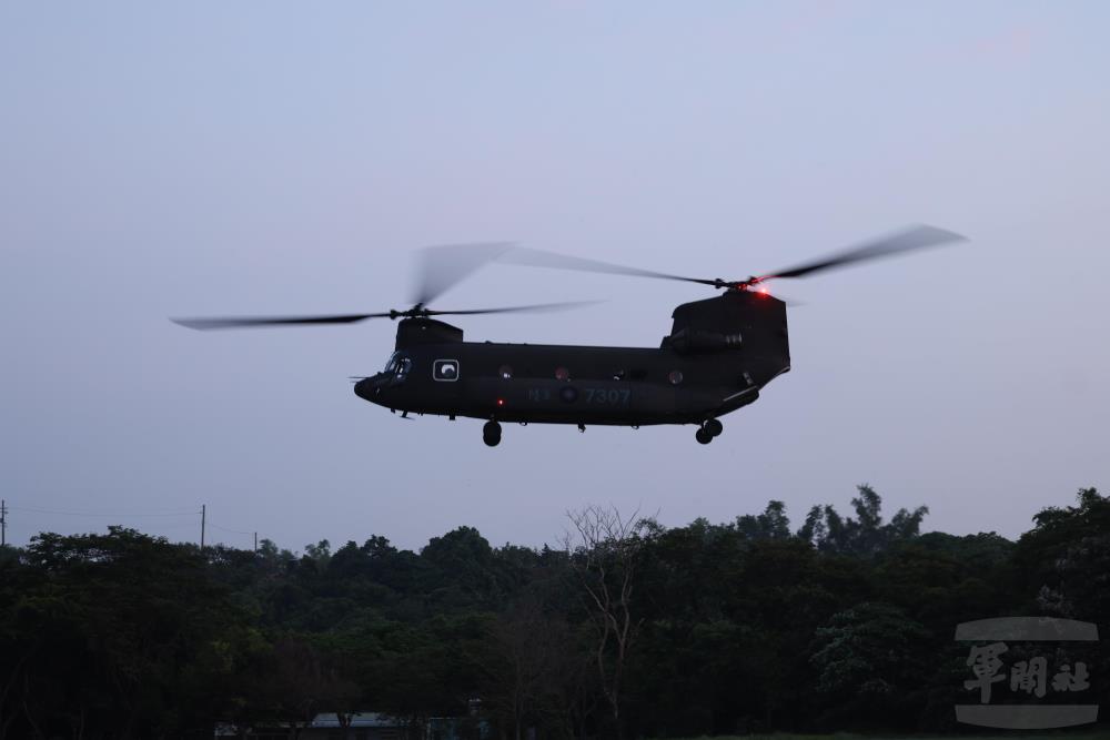 CH-47SD運輸直升機起飛前往油彈補給點。（軍聞社記者林澤廷攝）