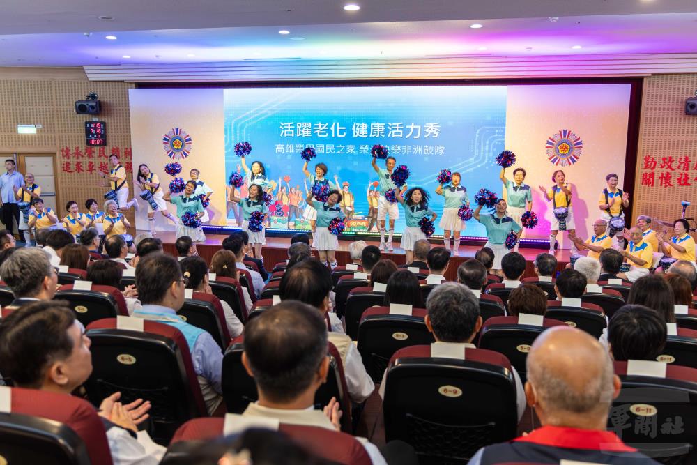 榮光快樂非洲鼓隊表演「活躍老化，健康活力秀」。（軍聞社記者蔡枋澐攝）