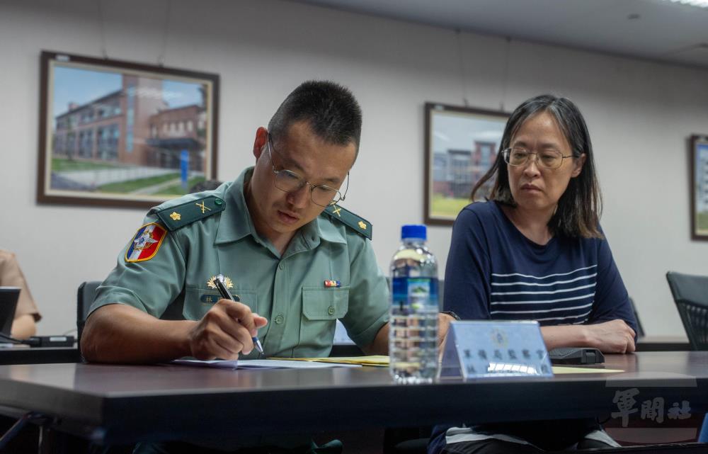 監察人員實施記名投票開票作業。（軍聞社記者侯凱議攝）