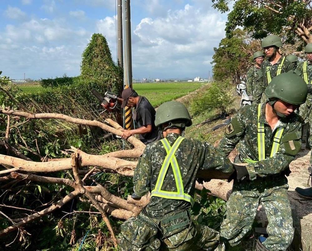 第四作戰區官兵協助後壁區處理倒塌樹木、枯枝。（第四作戰區提供）