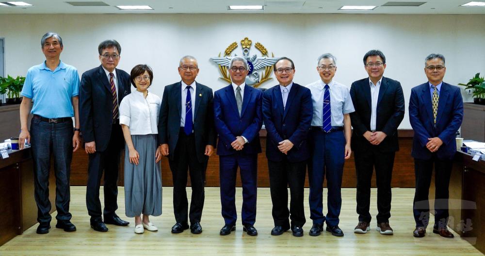 徐副部長與國內廉政領域先進與專家合影。（軍聞社記者侯凱議攝）