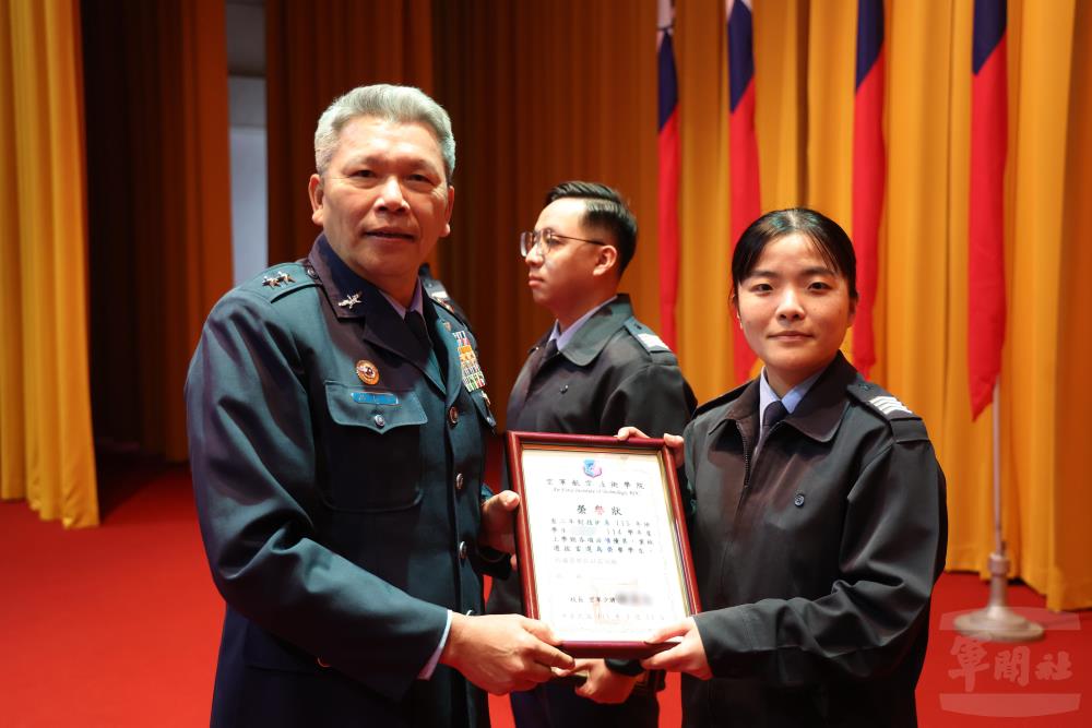 空軍副司令顏中將頒獎表揚榮譽學生。（軍聞社記者林澤廷攝）