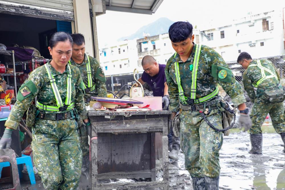 國軍官兵並肩合作清理家園。（第二作戰區提供）