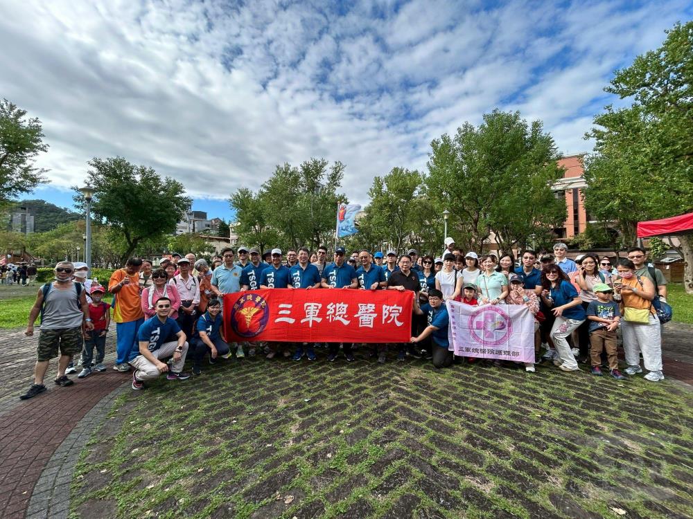三軍總醫院9日舉辦「永續三總，健康GO！」親山健行暨親子園遊會活動。（三軍總醫院提供）